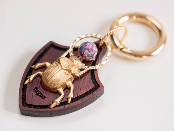 【スカラベと宝石】バッグチャーム・キーアクセサリー／琥珀×槐 2枚目の画像