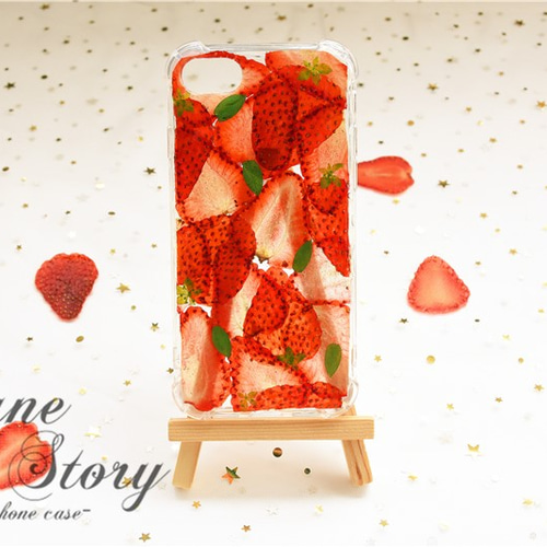 新品　ファミリア　超人気　スマホケース　iPhone15 イチゴ　赤　限定 新品 ファミリア 超人気 スマホケース iPhone15 イチゴ 赤 限定