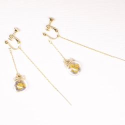《二毛銀》【泡泡球系列-金合歡乾燥花18K金垂吊式耳環（活力黃+優雅紫）】（一對） 第6張的照片