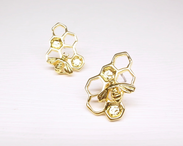 《二毛銀》【蜂系列─蜂巢小蜜蜂18k金耳環】（一對） 第2張的照片