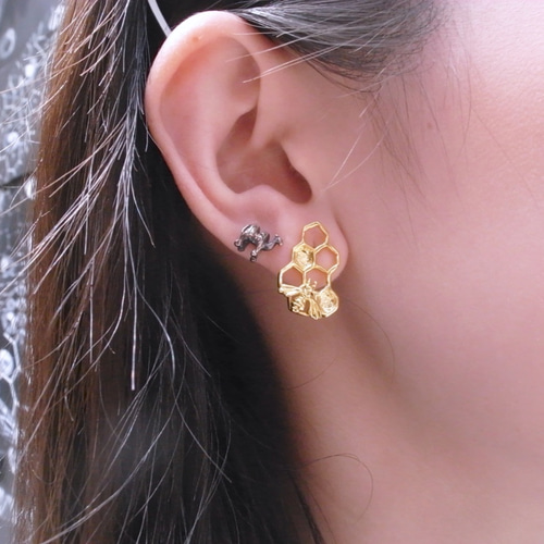 二毛銀》【蜂系列─蜂巢小蜜蜂18k金耳環】（一對） 釘狀耳環二毛銀