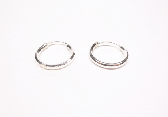《二毛銀》【厚2mm切面銀管，中型圈圈耳環】（一對） 第3張的照片