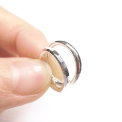 《二毛銀》【厚2mm切面銀管，中型圈圈耳環】（一對） 第5張的照片