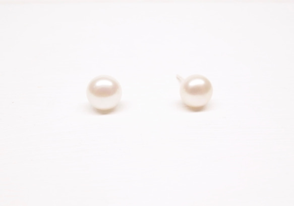 《二毛銀》【淨白天然珍珠5mm純銀耳針】（一對） 第1張的照片