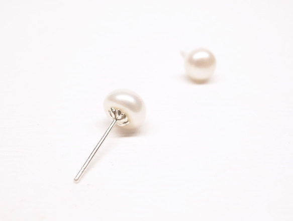 《二毛銀》【淨白天然珍珠5mm純銀耳針】（一對） 第4張的照片