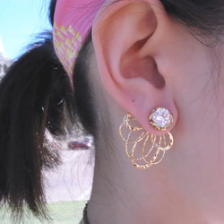 《二毛銀》【黃銅鍍18K金+復古花瓣組合式鋯石耳環】（一對） 第8張的照片