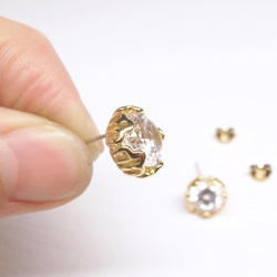 《二毛銀》【黃銅鍍18K金+復古花瓣鋯石耳環】（一對） 第2張的照片