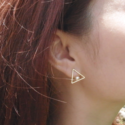 《二毛銀》【幾何系列─黃銅鍍18K金三角形蘇打石耳環】（一對） 第7張的照片