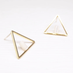 《二毛銀》【幾何系列─黃銅鍍18K金三角形貝殼圓柱耳環】（一對） 第2張的照片