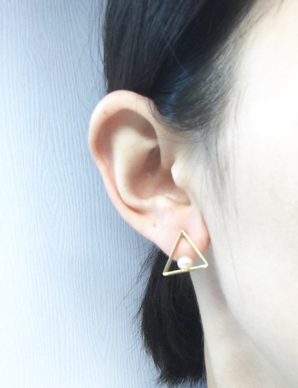 《二毛銀》【幾何系列─黃銅鍍18K金三角形貝殼圓柱耳環】（一對） 第5張的照片