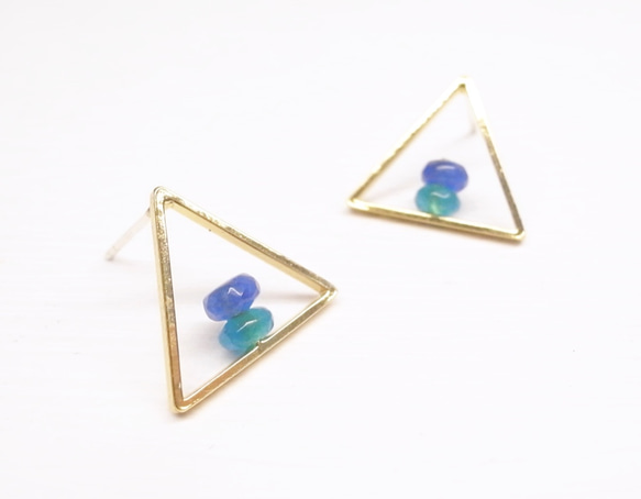 《二毛銀》【幾何系列─黃銅鍍18K金三角形藍色丸子耳環】（一對） 第2張的照片