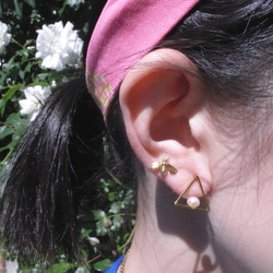 《二毛銀》【幾何系列─黃銅鍍18K金三角形藍色丸子耳環】（一對） 第5張的照片