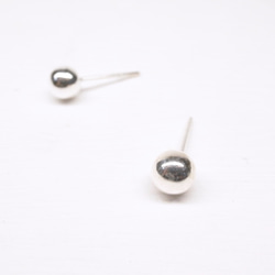 《二毛銀》【4 mm簡約純銀小銀球耳環】（一對） 第1張的照片