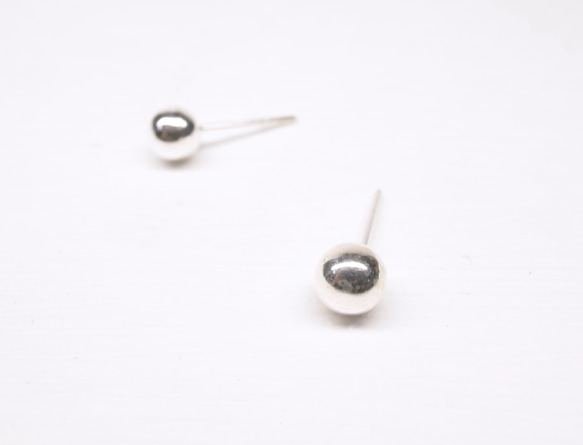 《二毛銀》【4 mm簡約純銀小銀球耳環】（一對） 第1張的照片