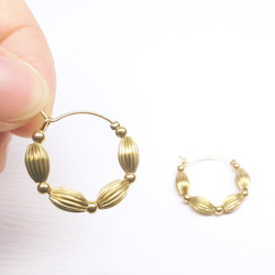《二毛銀》【串珠圈圈耳環系列-典雅黃銅圈圈耳環】（一對） 第2張的照片