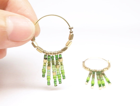 《二毛銀》【印第安-綠色串珠黃銅圈圈耳環】（一對） 第5張的照片