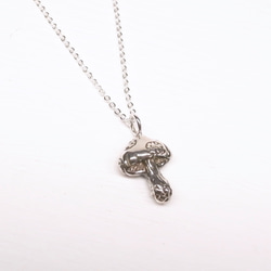 「銀ウール」キノコ[小]シルバー小さなネックレス（16インチ） 1枚目の画像