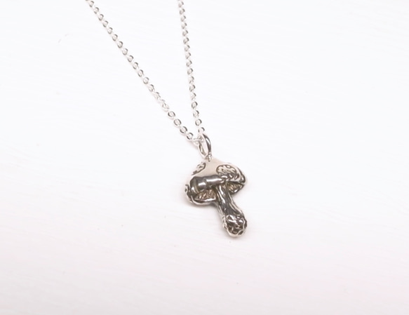 「銀ウール」キノコ[小]シルバー小さなネックレス（16インチ） 1枚目の画像