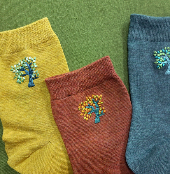 療癒系 手刺繡材料包 夏木樹時 夏日涼感棉襪 三色可選 第4張的照片