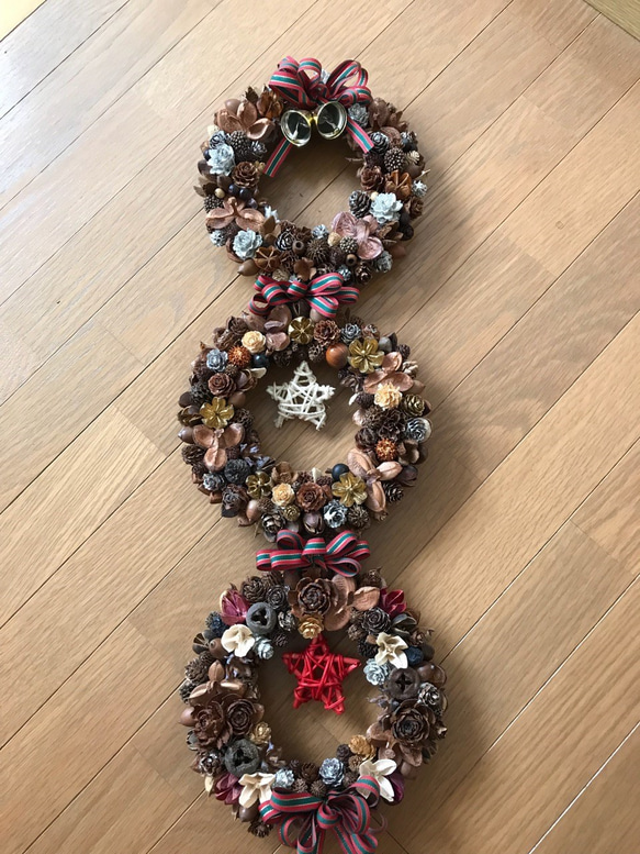 北欧の森の木の実とリボンの三連リース　 53ｃｍ（残すところ1点のみ） 