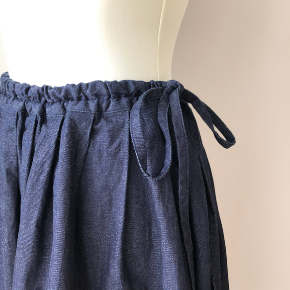 リボンをサイドでギュッ結ぶデニムのロングタックギャザースカート 3枚目の画像