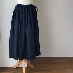 リボンをサイドでギュッ結ぶデニムのロングタックギャザースカート 4枚目の画像