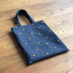 林檎の刺繍がかわいいお散歩バッグ（チャコールグレー） 1枚目の画像