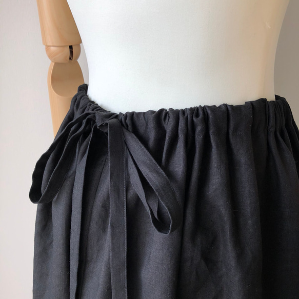 リボンを後ろでギュッと結ぶリネンのロングギャザースカート BLACK 4枚目の画像