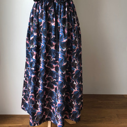『数量限定ハンドメイド2019』(1点限り)リボンをギュッと結ぶリバティプリントのギャザーロングスカート ブルー系 7枚目の画像