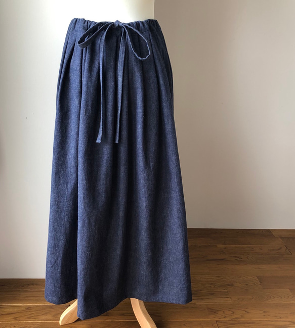 『数量限定ハンドメイド2019』リボンをギュッと結ぶハーフリネンデニムのタックロングギャザースカート(再販) 5枚目の画像