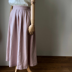 リボンを後ろでギュッと結ぶリネンの前タックロングフレアースカート グレイッシュピンク 1枚目の画像