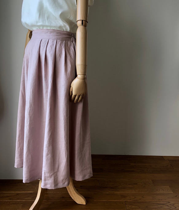 リボンを後ろでギュッと結ぶリネンの前タックロングフレアースカート グレイッシュピンク 1枚目の画像