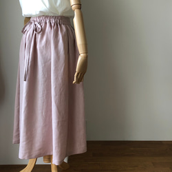 リボンを後ろでギュッと結ぶリネンの前タックロングフレアースカート グレイッシュピンク 2枚目の画像