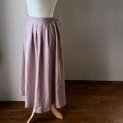 リボンを後ろでギュッと結ぶリネンの前タックロングフレアースカート グレイッシュピンク 3枚目の画像