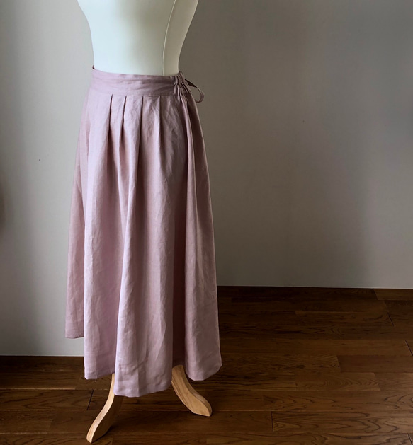 リボンを後ろでギュッと結ぶリネンの前タックロングフレアースカート グレイッシュピンク 3枚目の画像
