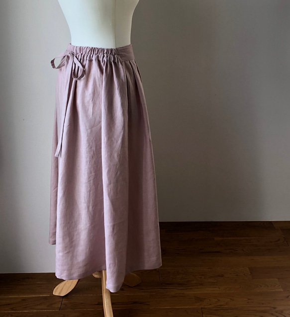 リボンを後ろでギュッと結ぶリネンの前タックロングフレアースカート グレイッシュピンク 4枚目の画像