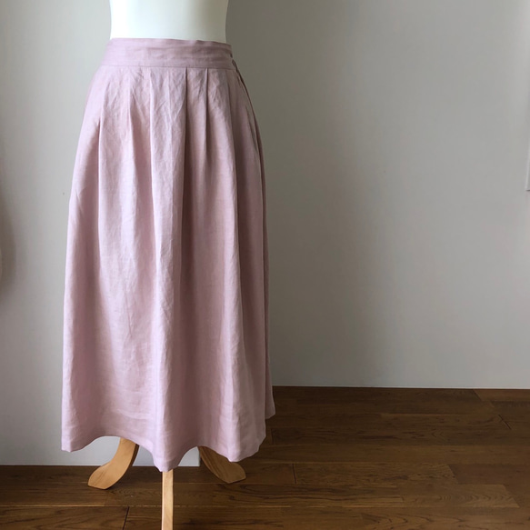 リボンを後ろでギュッと結ぶリネンの前タックロングフレアースカート グレイッシュピンク 5枚目の画像