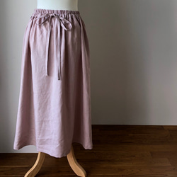 リボンを後ろでギュッと結ぶリネンの前タックロングフレアースカート グレイッシュピンク 6枚目の画像