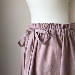 リボンを後ろでギュッと結ぶリネンの前タックロングフレアースカート グレイッシュピンク 7枚目の画像