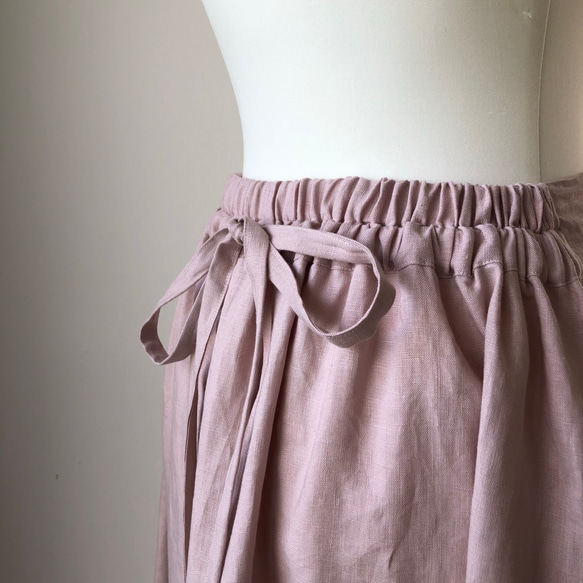 リボンを後ろでギュッと結ぶリネンの前タックロングフレアースカート グレイッシュピンク 7枚目の画像