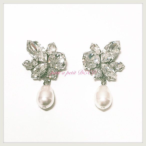 所有 Swarovski®︎ Fleurette 鑲珍珠結婚耳環或耳環 第2張的照片