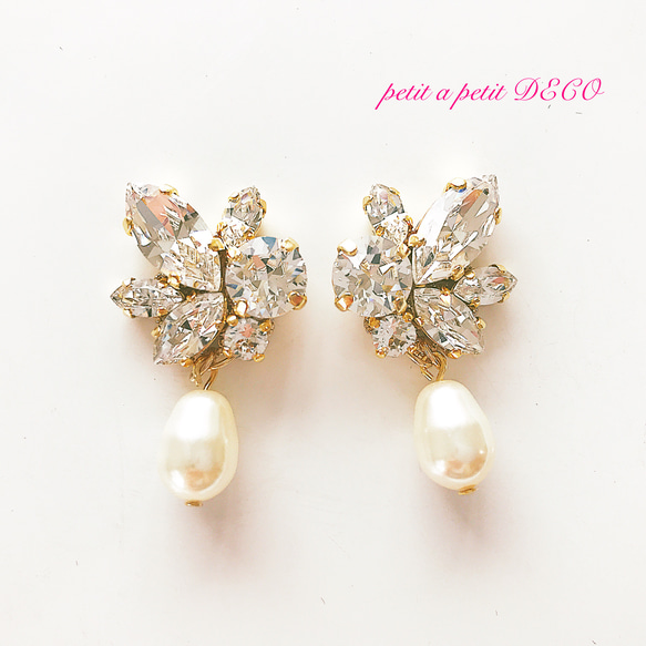 所有 Swarovski®︎ Fleurette 鑲珍珠結婚耳環或耳環 第5張的照片