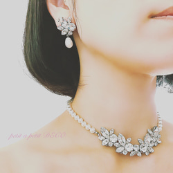 所有 Swarovski®︎ Fleurette 鑲珍珠結婚耳環或耳環 第7張的照片