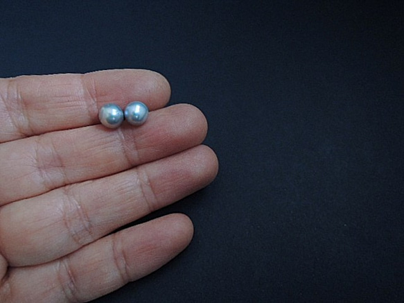 14kgf  ライトグレージュの真珠のピアス 3枚目の画像