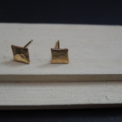 小さなダイヤ型のスタッドピアス　 brass　 2枚目の画像