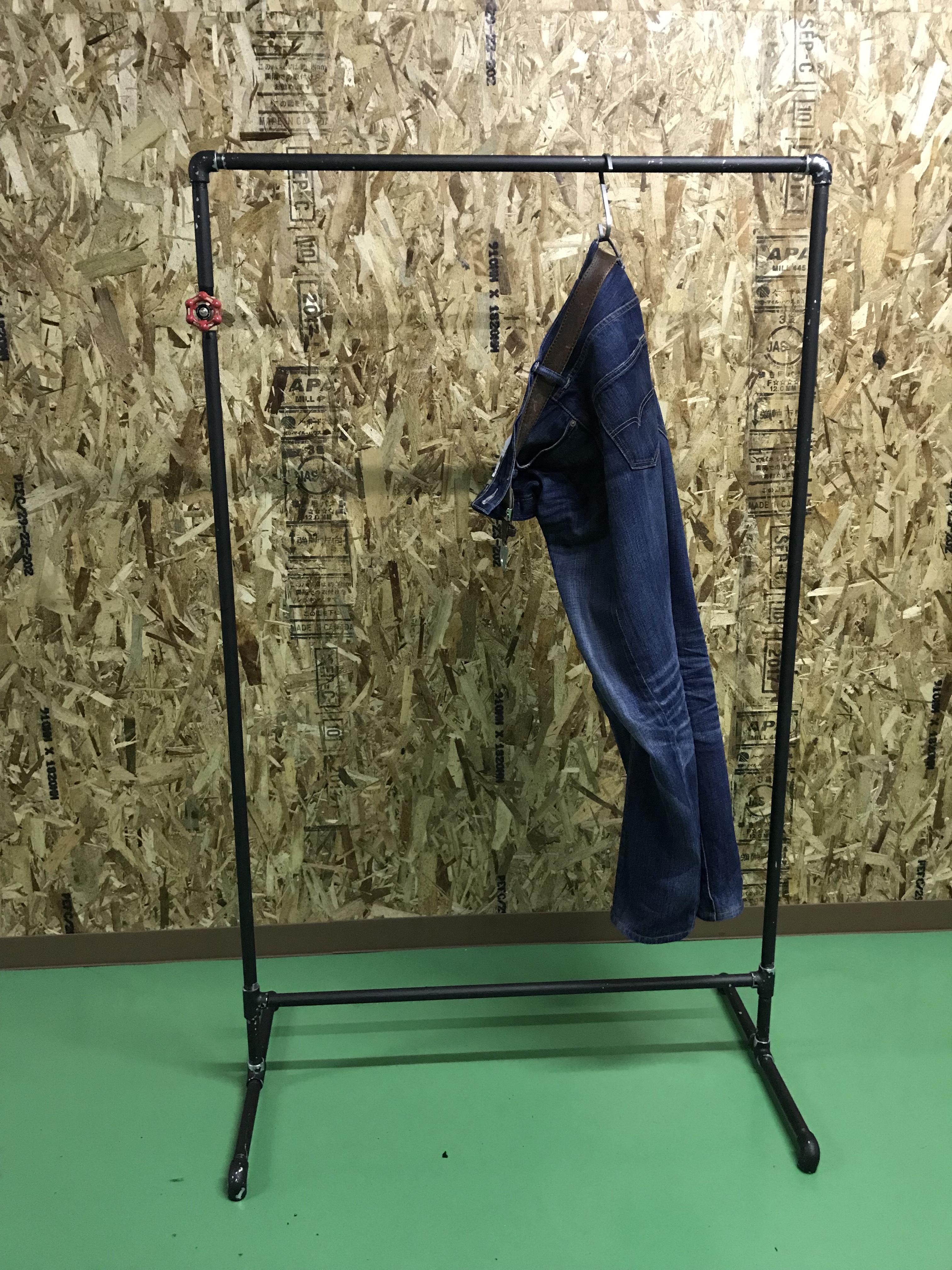 男前なガス管のハンガーラック 読み取る 