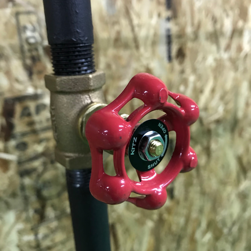 赤いバルブ付きガス管のハンガーラック ハンガーラック tiana 通販