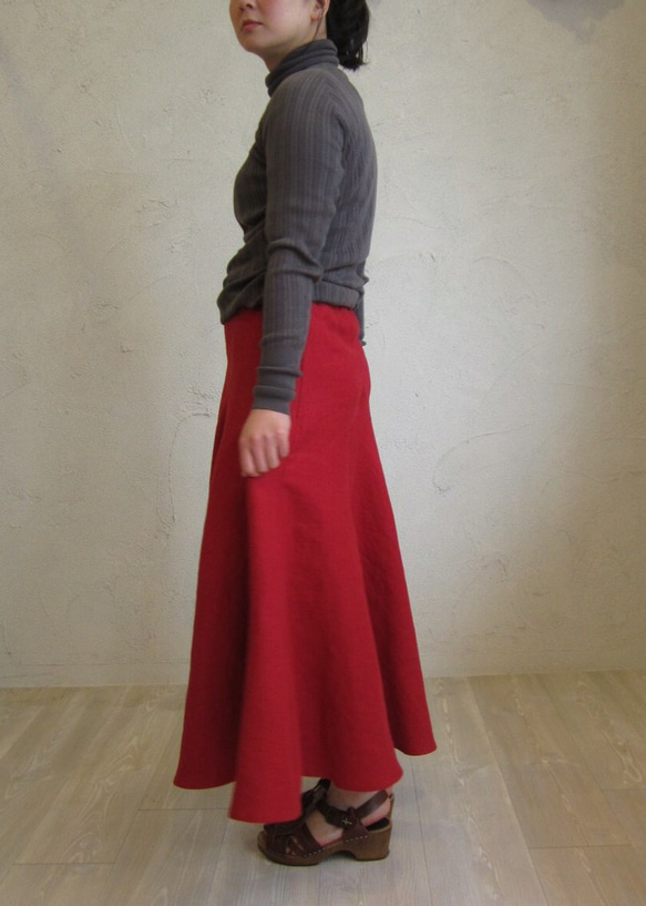 真っ赤なフレアスカート 2枚目の画像