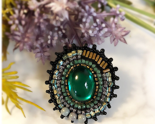 ビーズ刺繍ブローチ スワロフスキーエメラルド ブローチ rr.yuna