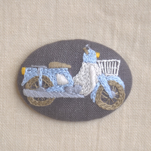 バイクの刺繍ブローチ〔水色〕 ブローチ 手刺繍Fika 通販 8438231